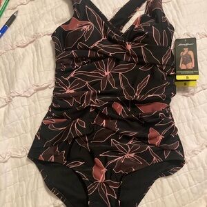 Eddie Bauer beautiful ruched shaping bathing suit
